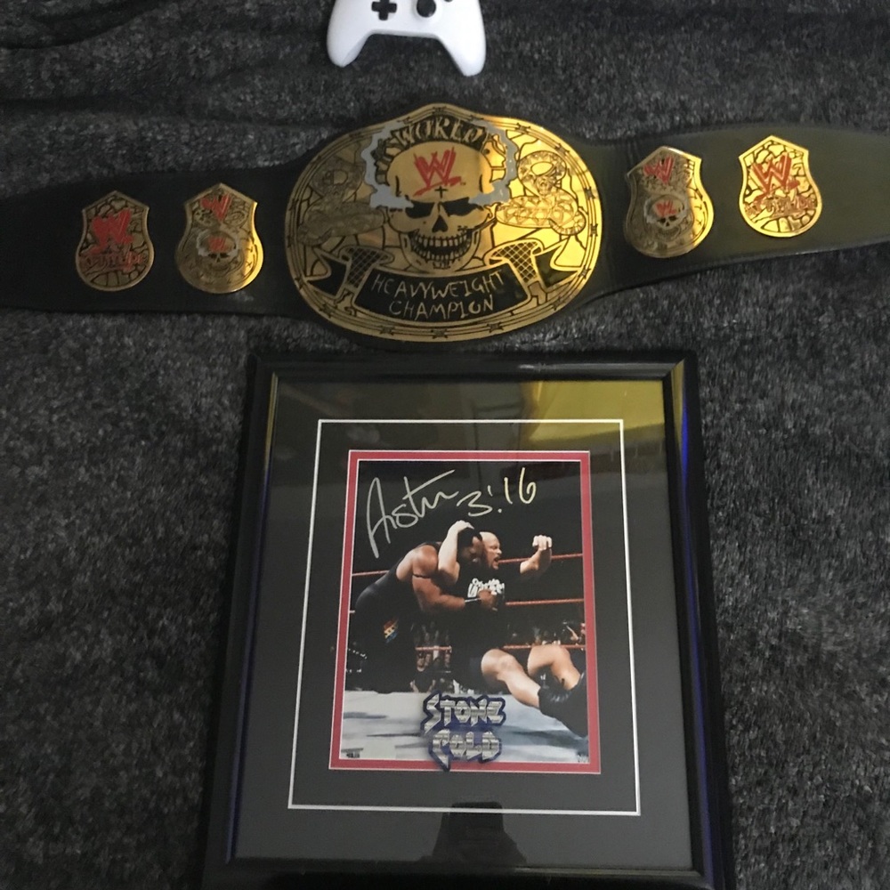 Smoking skull replica belt and autograph